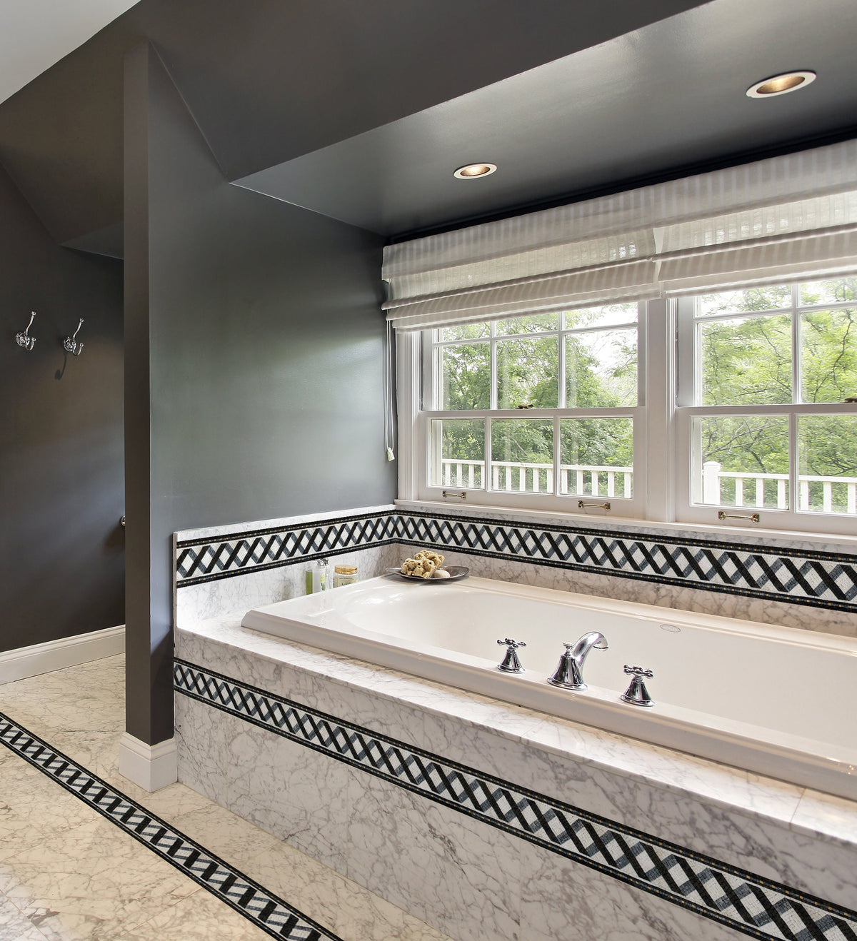 Geometric Mosaic Tile Border: Black and White Line Artwork, 8"